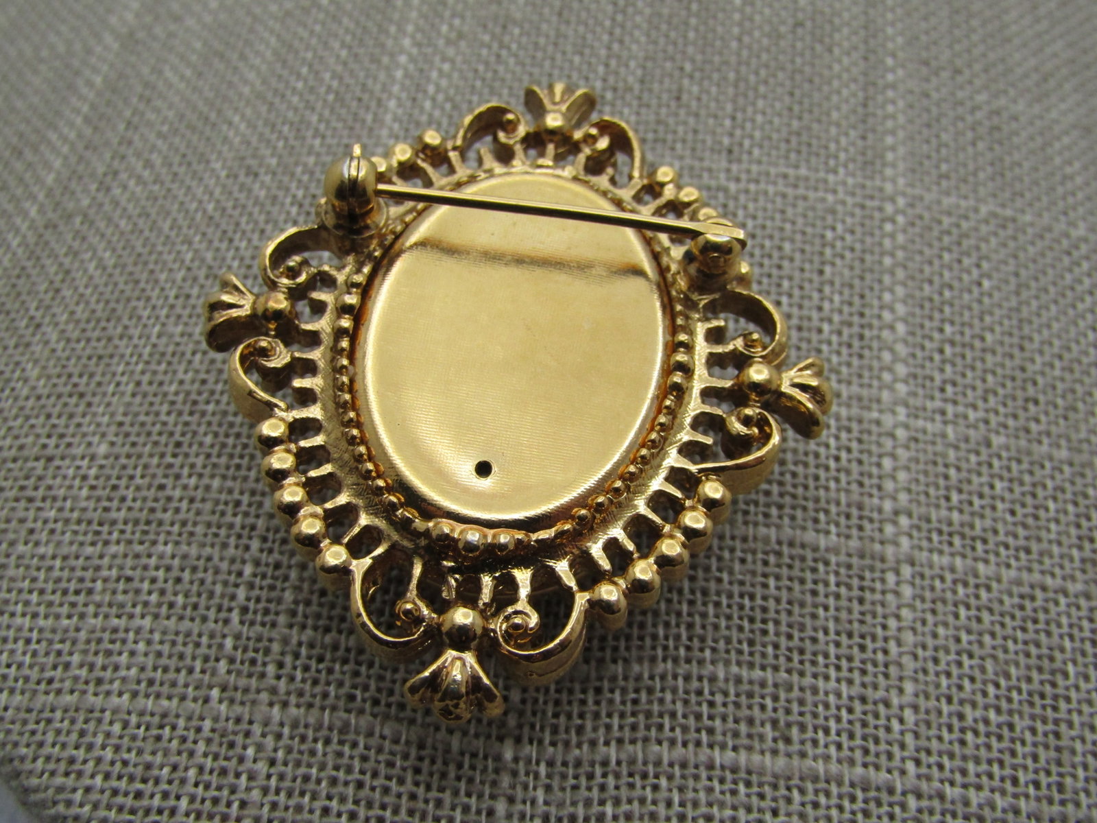 Vintage Cameo Brooch, Fiilgree Frame, 1960's-1970's - 4