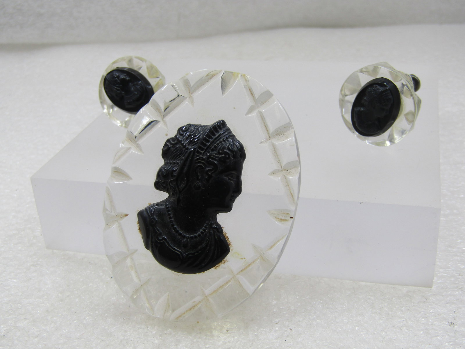 Vintage Clear Lucite & Black Cameo Brooch & Earrings Set, Screwback, 1940's-1950's - 3