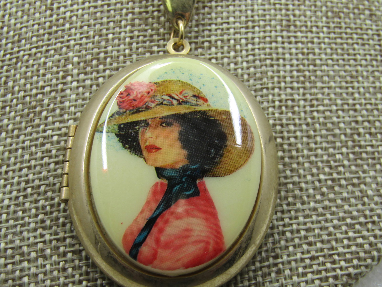 Vintage Cameo Style Photo Locket Necklace, 24" Chain, 4mm, 1960's-1970's - 3