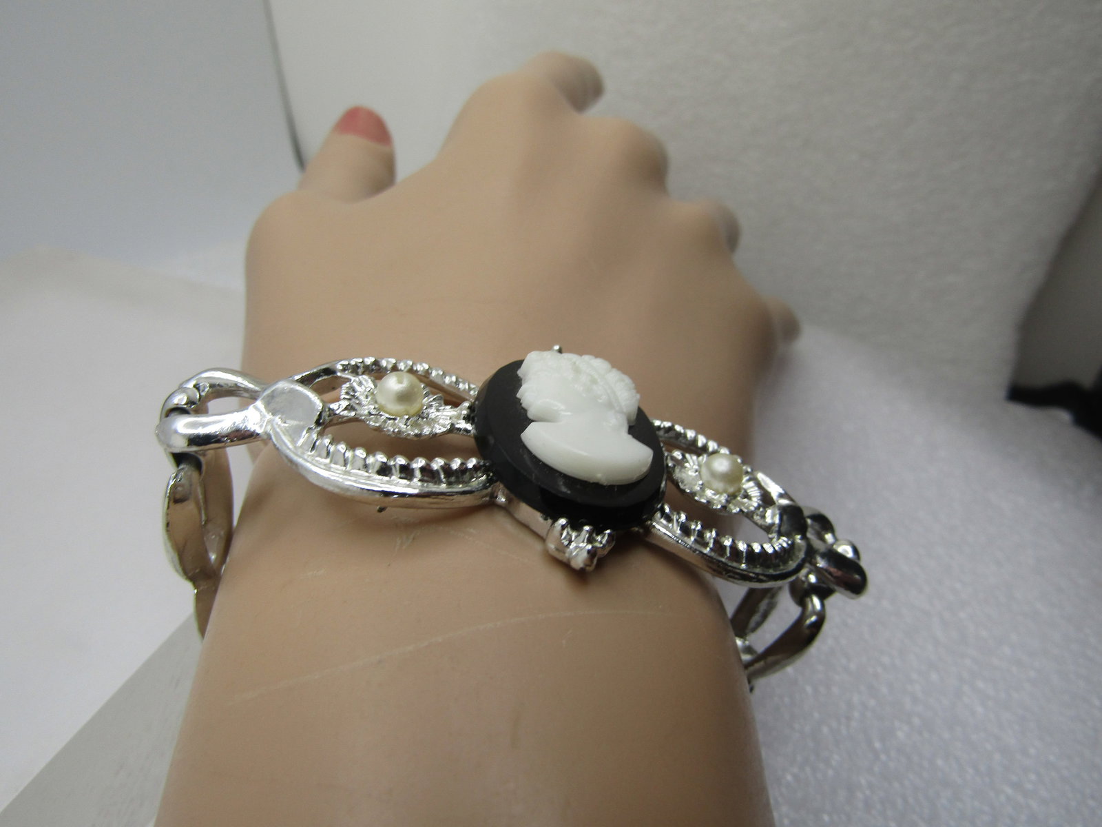 Vintage Black & White Cameo Bracelet, Faux Pearls, 1960's, 6.75" - 3