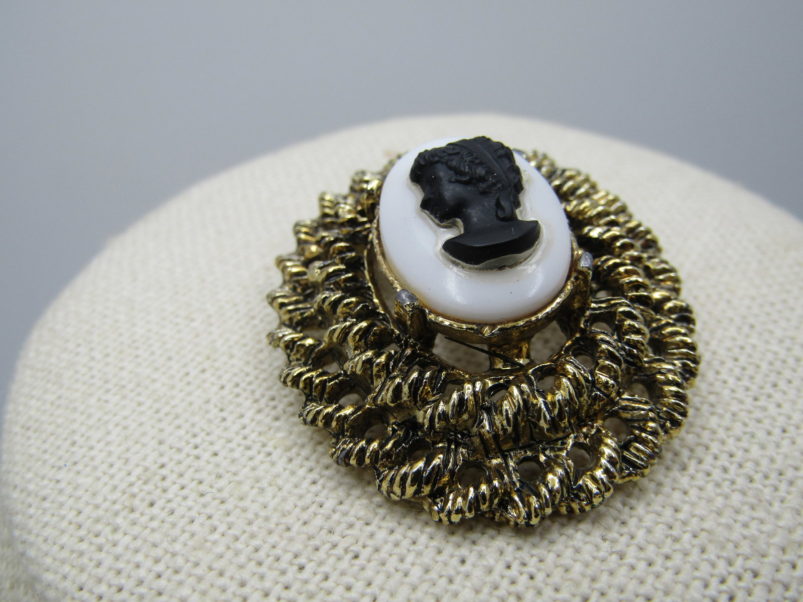 Vintage Tiered Black/White Cameo Brooch, 1960's - 3