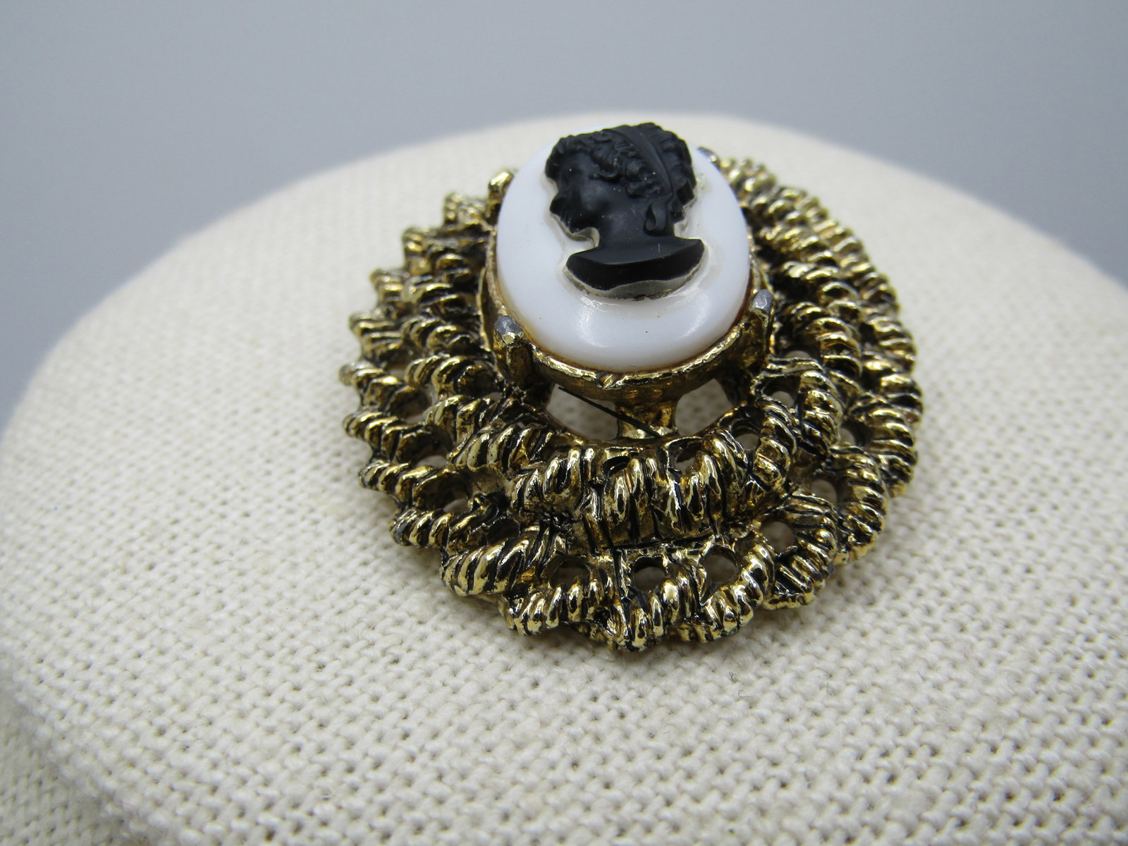 Vintage Tiered Black/White Cameo Brooch, 1960's - 4