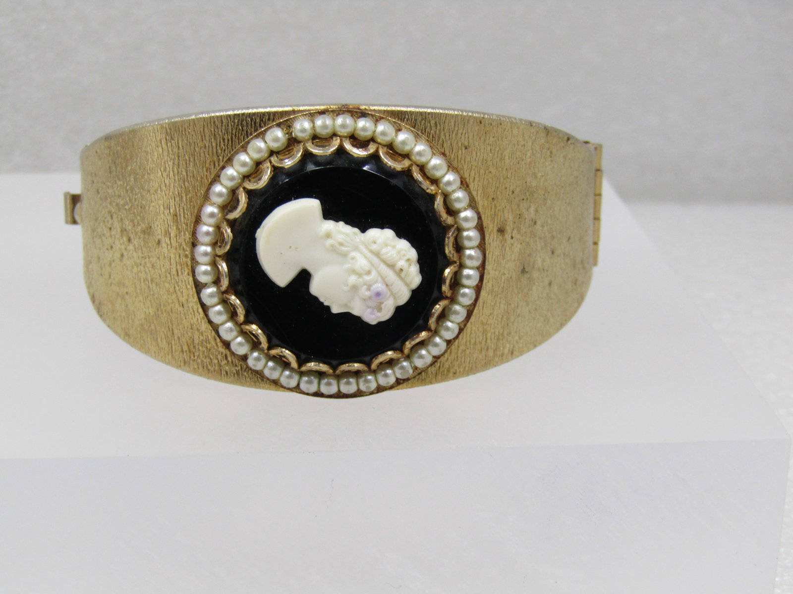 Vintage Wide Hinged Cameo Bracelet, 7", Gold tone, 1960's - 4