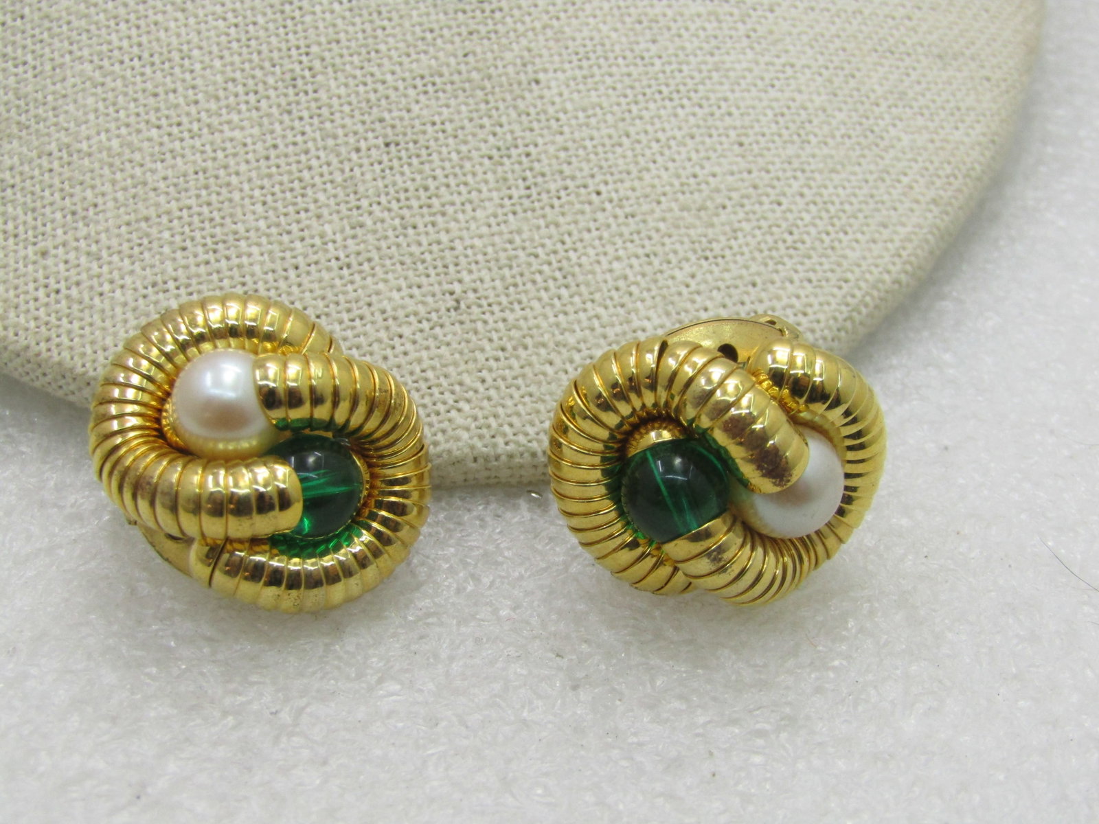 Vintage Faux Pearl Snakelike Clip Earrings, Green and Faux Pearl, 1": Vintage Faux Pearl Snakelike Clip Earrings, Green and Faux Pearl, 1" by 3/4". This has two coiled design, one with an 8mm faux pearl and the other a jelly green bead - like two snakes, 1980's. Not sig
