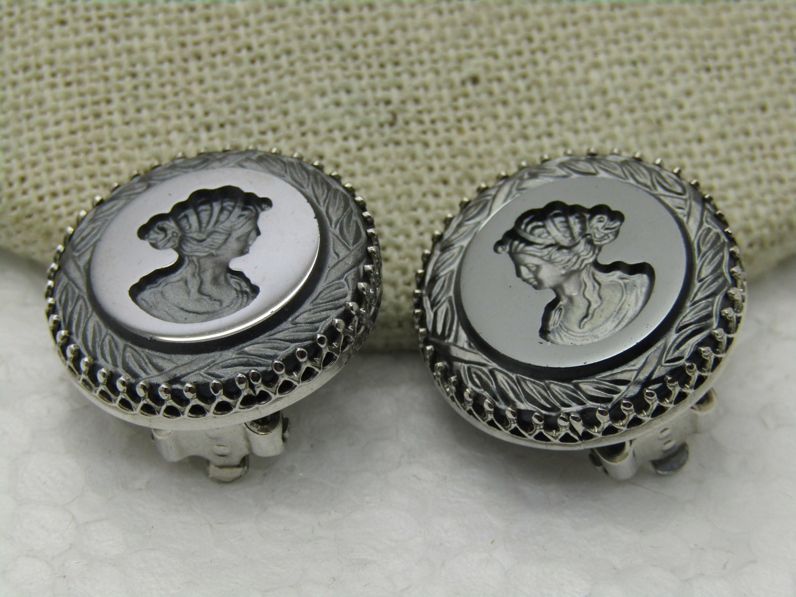 Vintage Whiting & Davis Intaglio Hematite Clip Earrings, 1960 - 3