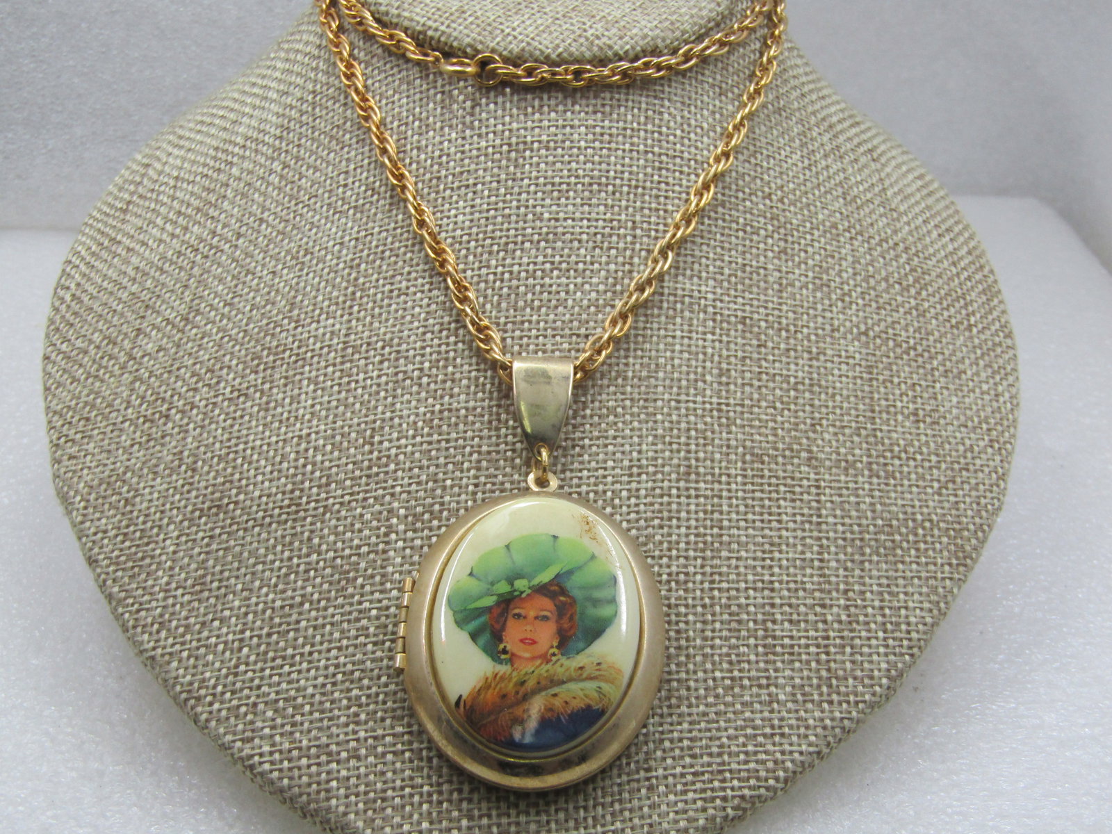 Vintage Cameo Style Photo Locket Necklace, 24" Chain, 4mm: Vintage Cameo Style Photo Locket Necklace, 24" Chain, 4mm, 1960's-1970's. Gold tone. The pendant is appx. 3" long with a wide swing bail and a 2.25" oval locket with the image of a stylish blonde wear