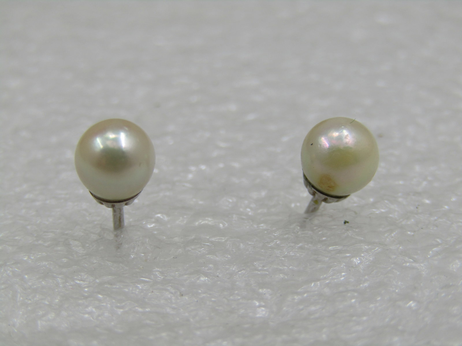 Vintage 14kt 5.5mm Real Pearl Stud Earrings, Pierced: Vintage 14kt 5.5mm Pearl Stud Earrings, Pierced. The pearls measure appx. 5.6mm to 5.7mm with a white luster and are believed natural and not cultured pearls. They have a fluted white gold tone base a