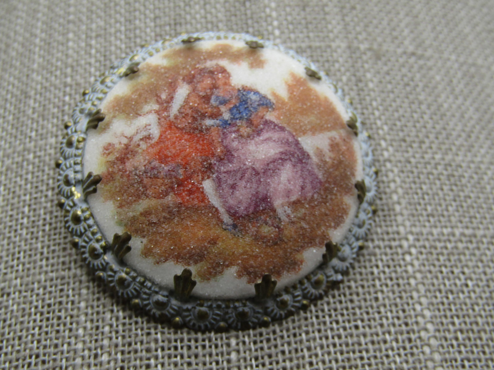 Vintage Courting Scene Sugar Cameo Brooch, 1950's - 3