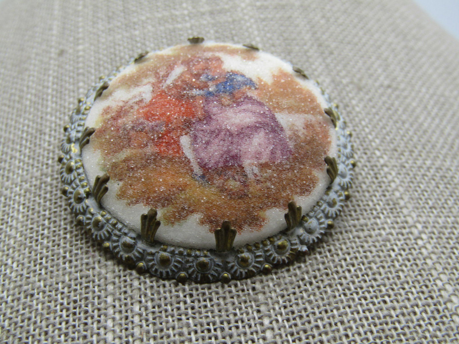 Vintage Courting Scene Sugar Cameo Brooch, 1950's - 5