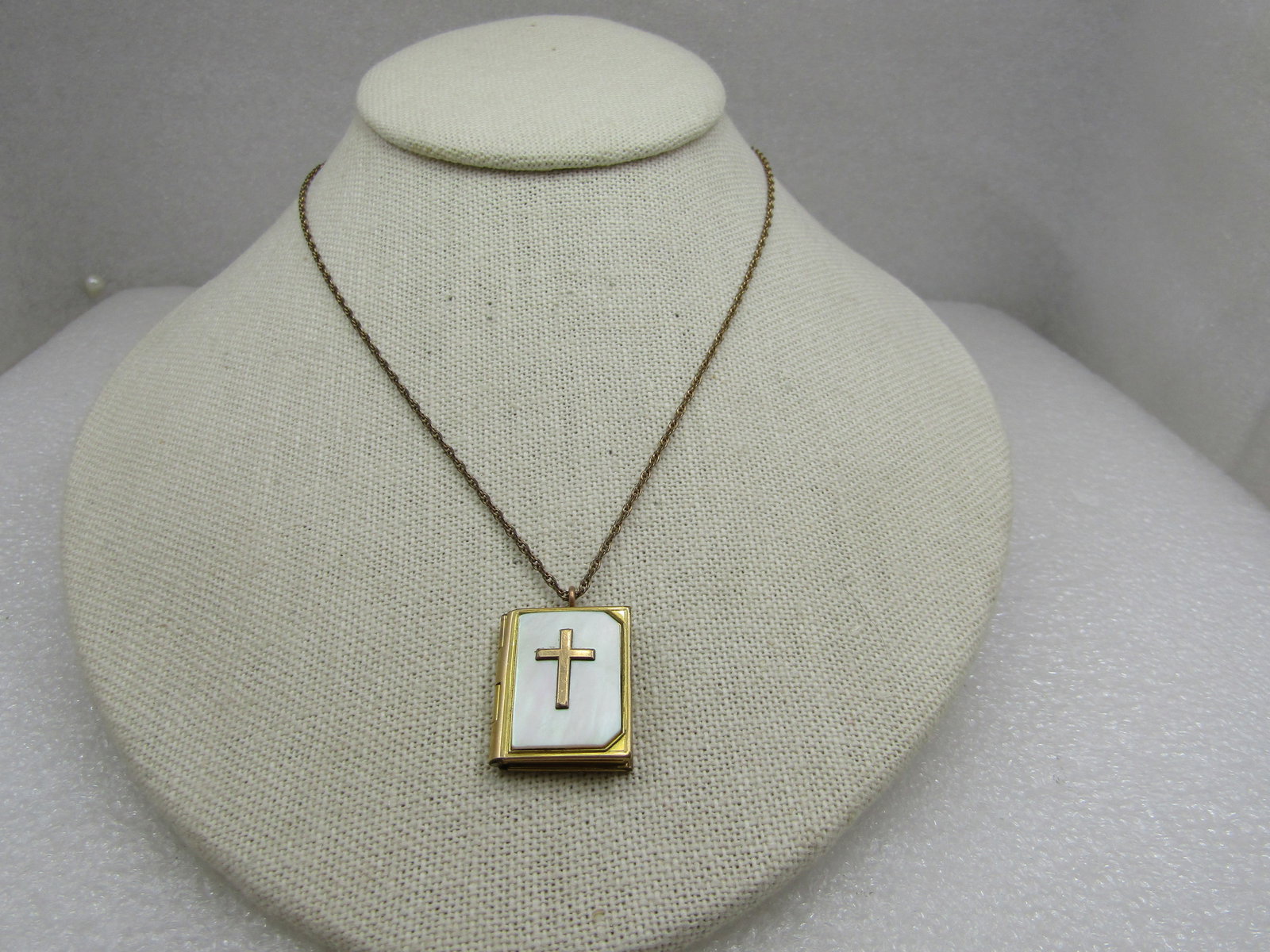 Vintage 12kt G.F. MOP Cross Locket Necklace, 20", 1940's-1950's. 20" Twisted rop chain that is appx.: Vintage 12kt G.F. MOP Cross Locket Necklace, 20", 1940's-1950's. Bible/Book locket. 20" twisted rope chain that is appx. 1.5mm wide with a spring clasp and is marked 1/20 12kt G.F. The locket has a mo