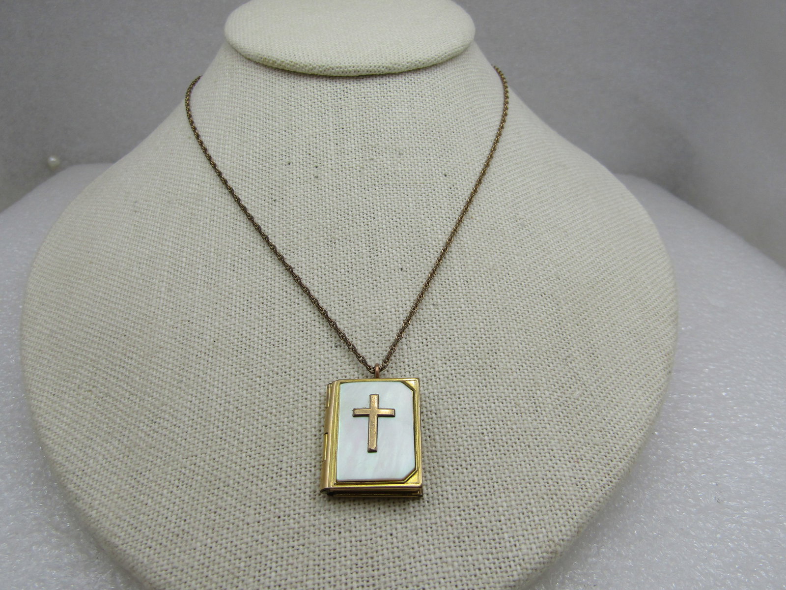 Vintage 12kt G.F. MOP Cross Locket Necklace, 20", 1940's-1950's. 20" Twisted rop chain that is appx. - 3