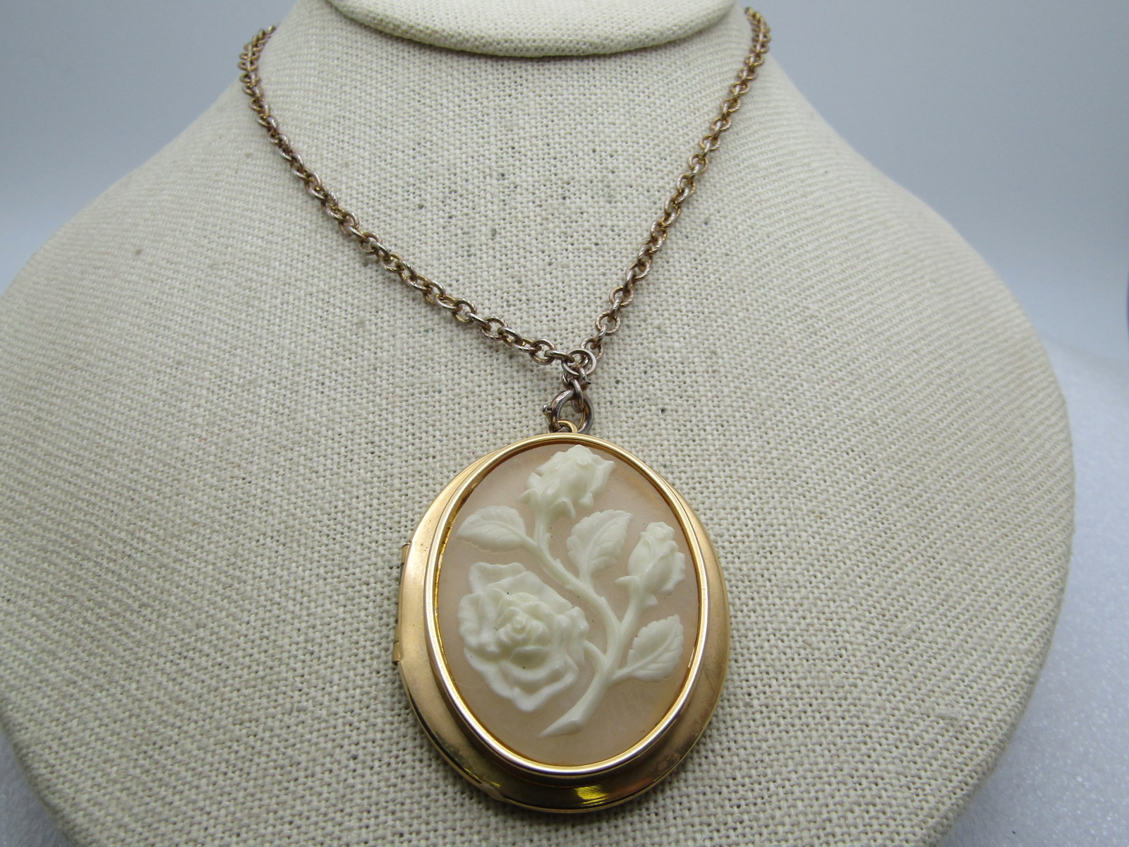 Vintage Floral Cameo Locket Necklace, John Wayne Photos, 22", 1960's-1970's. The cameo is a raised: Vintage Floral Cameo Locket Necklace, John Wayne Photos, 22", 1960's-1970's Reserve: $30.00 Shipping: Domestic: Flat-rate of $7.00 to anywhere within the contiguous U.S. International: Foreign shippin