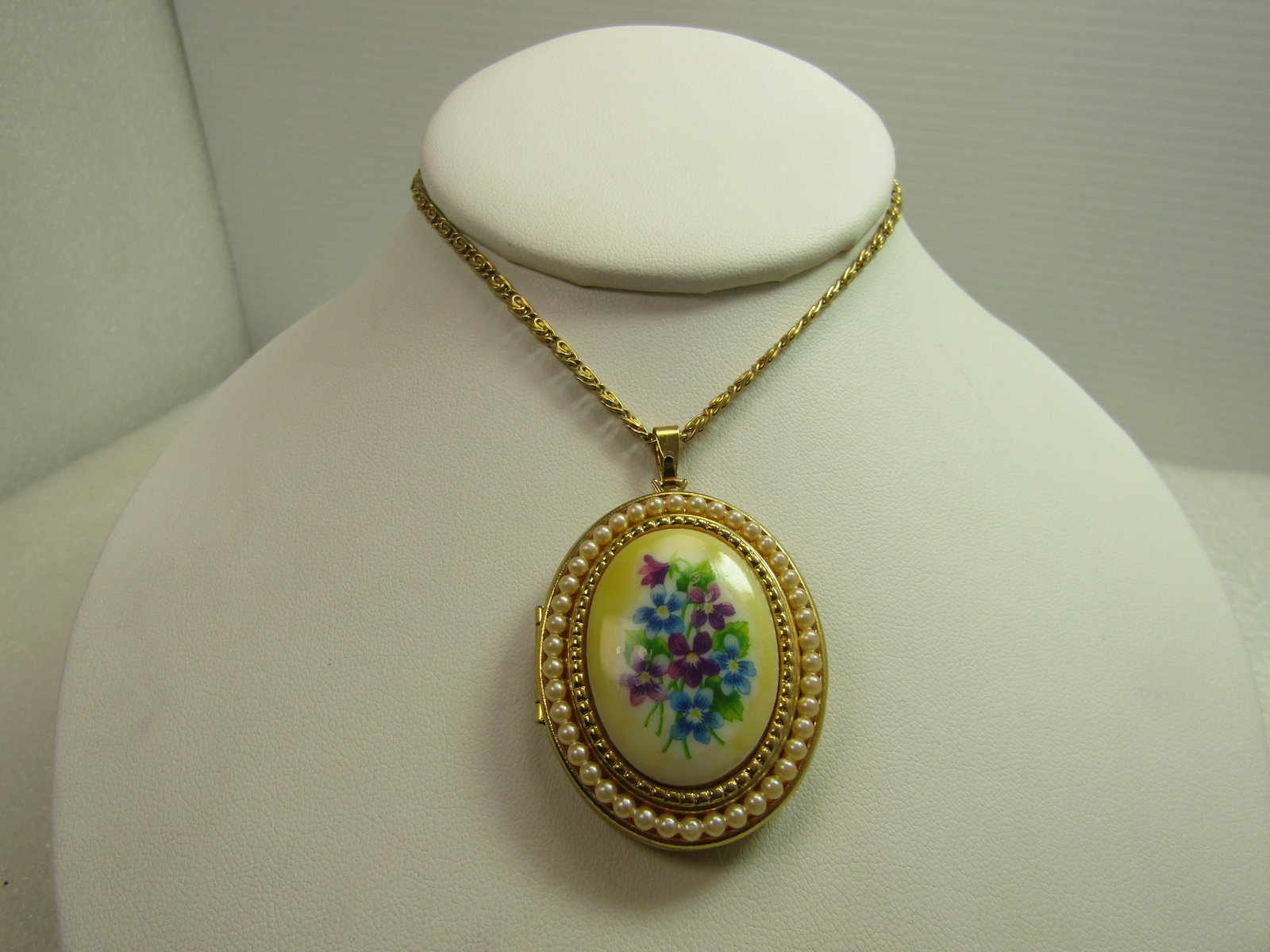 Vintage Avon Floral Cameo Locket Necklace, 24", 1960's-1970's: Vintage Avon Floral Cameo Locket Necklace, 24", 1960's-1970's. Gold tone with a 24" 3mm bent-link chain. The cameo/locket is appx. 2" tall and slightly over 1.25" wide. This has a faux pearl frame on 