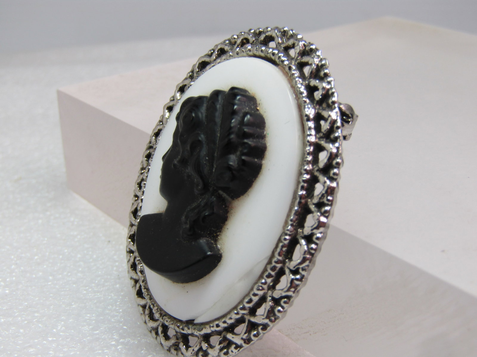 Vintage Black & White Cameo Brooch, Crack, 1960's-1970s - 2