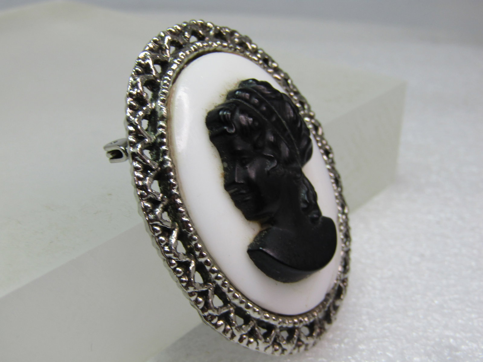 Vintage Black & White Cameo Brooch, Crack, 1960's-1970s - 3