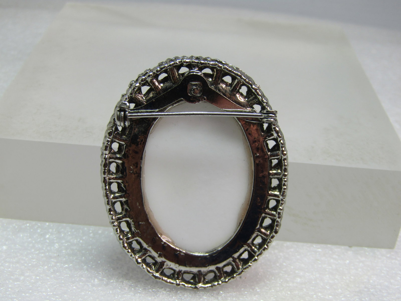 Vintage Black & White Cameo Brooch, Crack, 1960's-1970s - 4