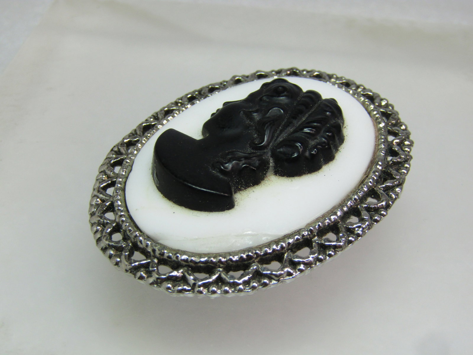 Vintage Black & White Cameo Brooch, Crack, 1960's-1970s - 5