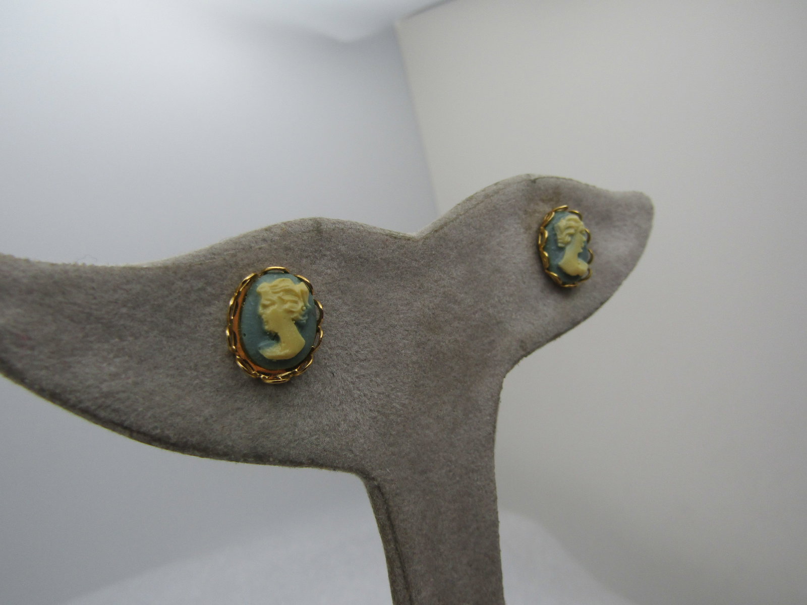 Vintage Faux Wedgood Cameo Earrings, Green, 1960's - 3