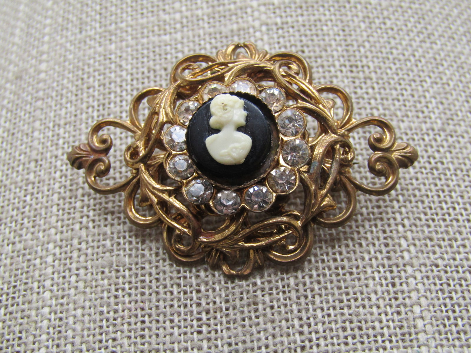Vintage Cameo Rhinestone Filigree Brooch, 1940's-1950's - 7