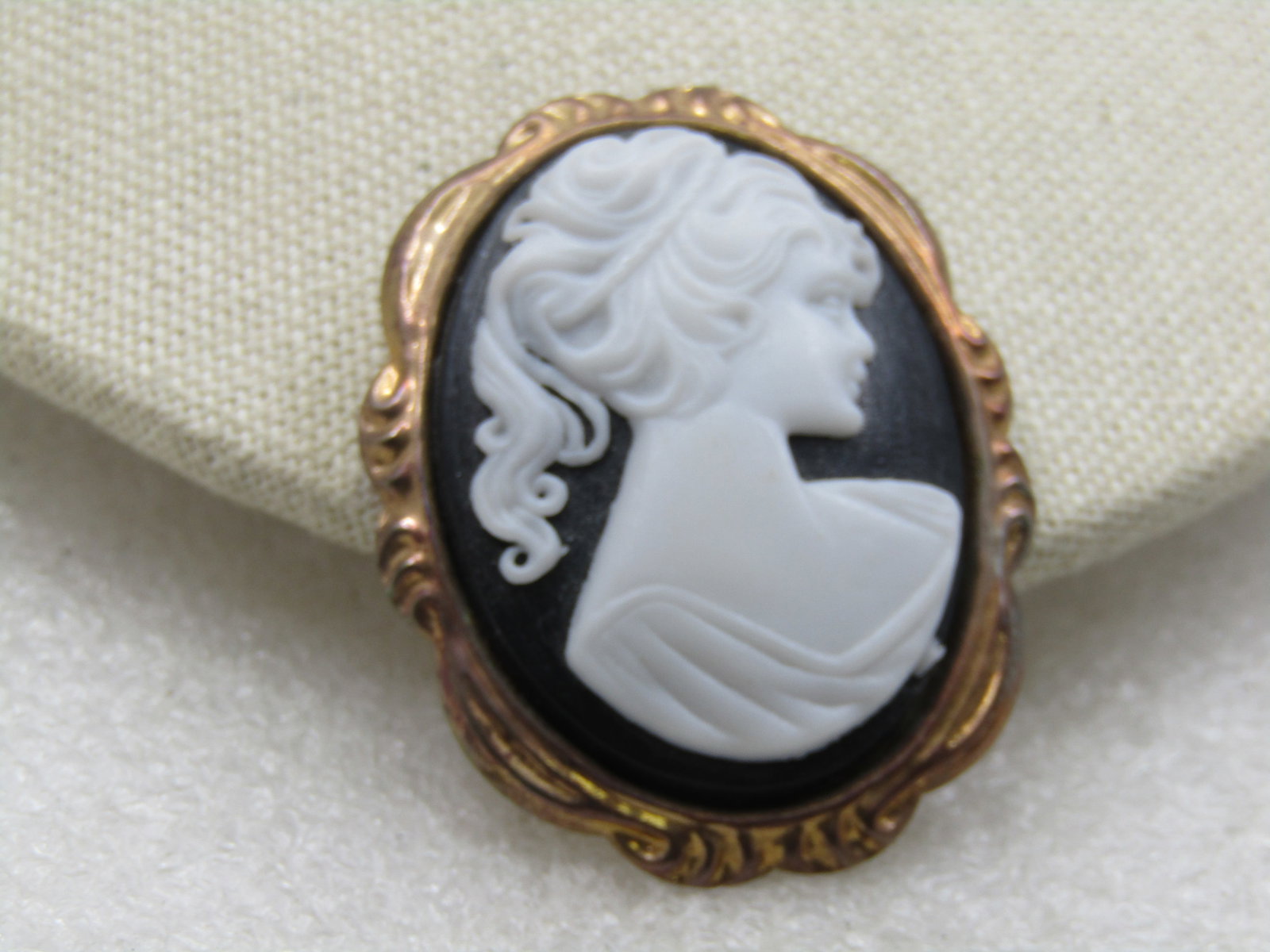 Vintage Black & White Classic Cameo Brooch, 1940's-1950's - C-Clasp - 2