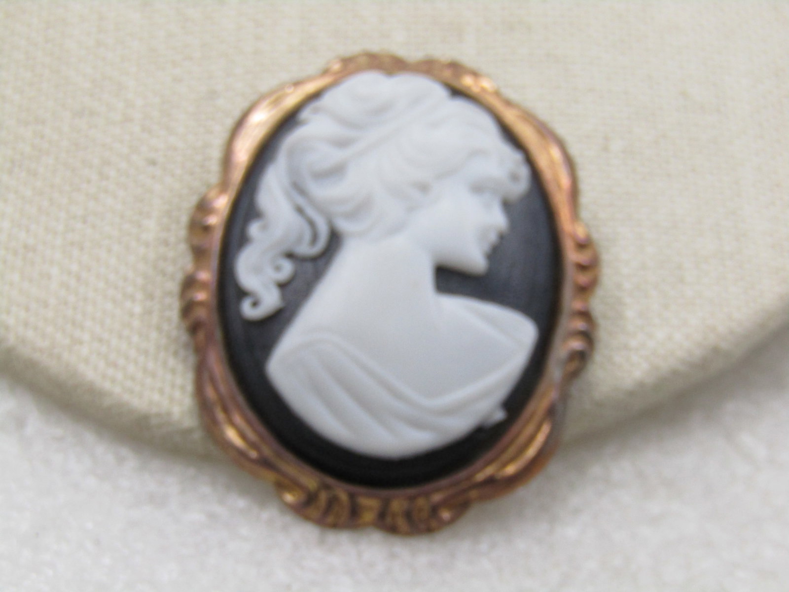 Vintage Black & White Classic Cameo Brooch, 1940's-1950's - C-Clasp - 6