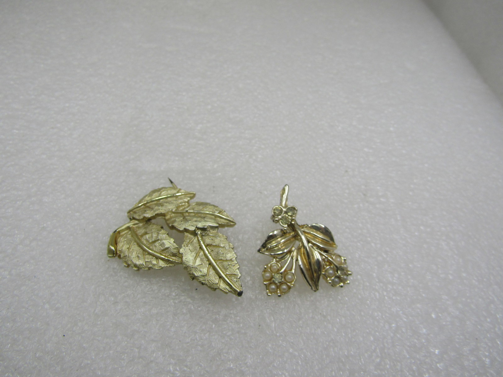 Vintage Pair of Gold Tone Leaf & Floral Brooches, 1960's - 5
