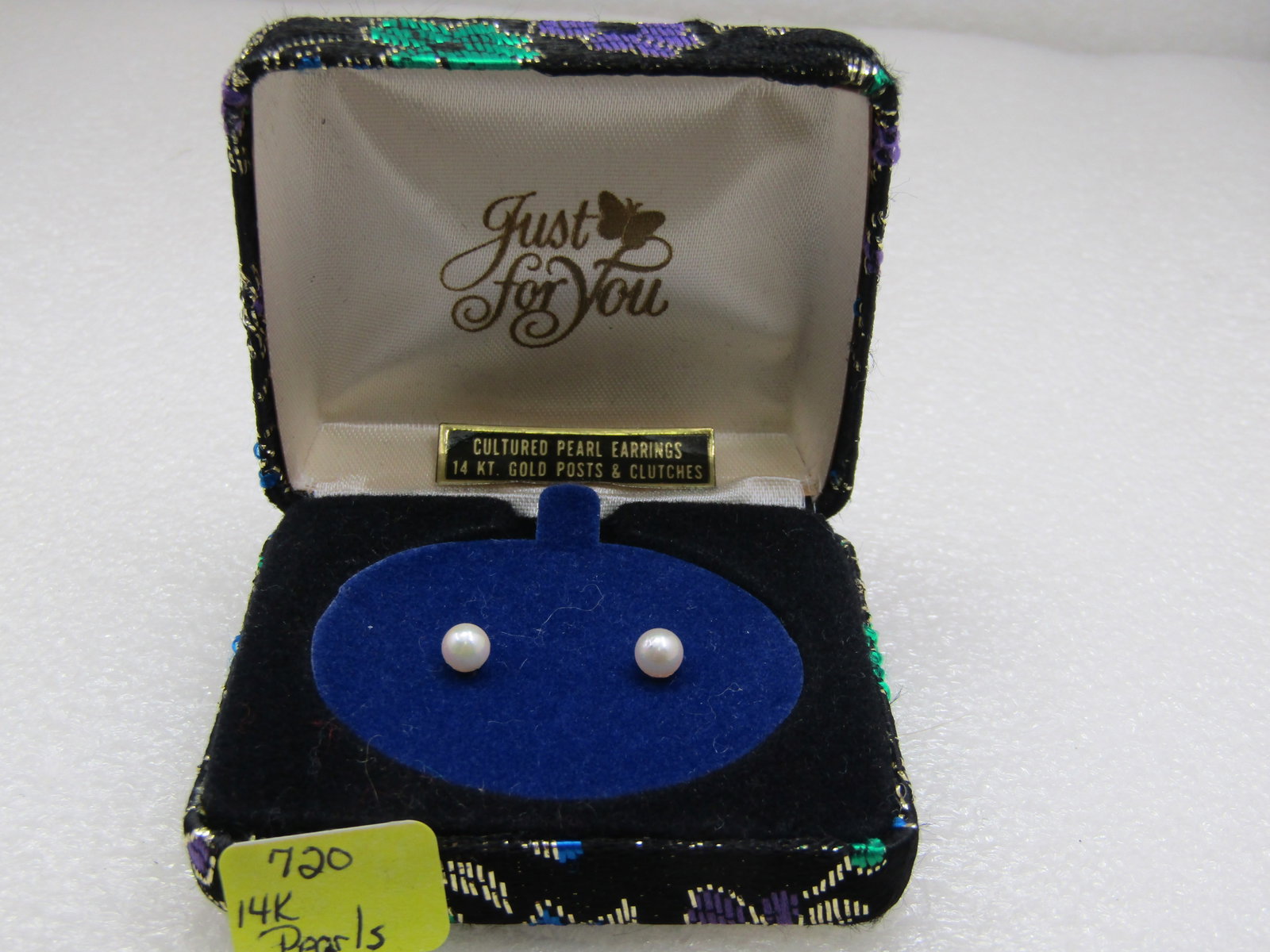 14kt Cultured Pearl Earrings, 4mm, Comes in Orginal Box: 14kt Cultured Pearl Earrings, 4mm, Comes in Orginal Box Just for You Brand. Very good condition. Great gift. (INV. W.11621.2X2 SS LET* LD 11/9/21). Reserve: $50.00 Shipping: Domestic: Flat-rate of $7.