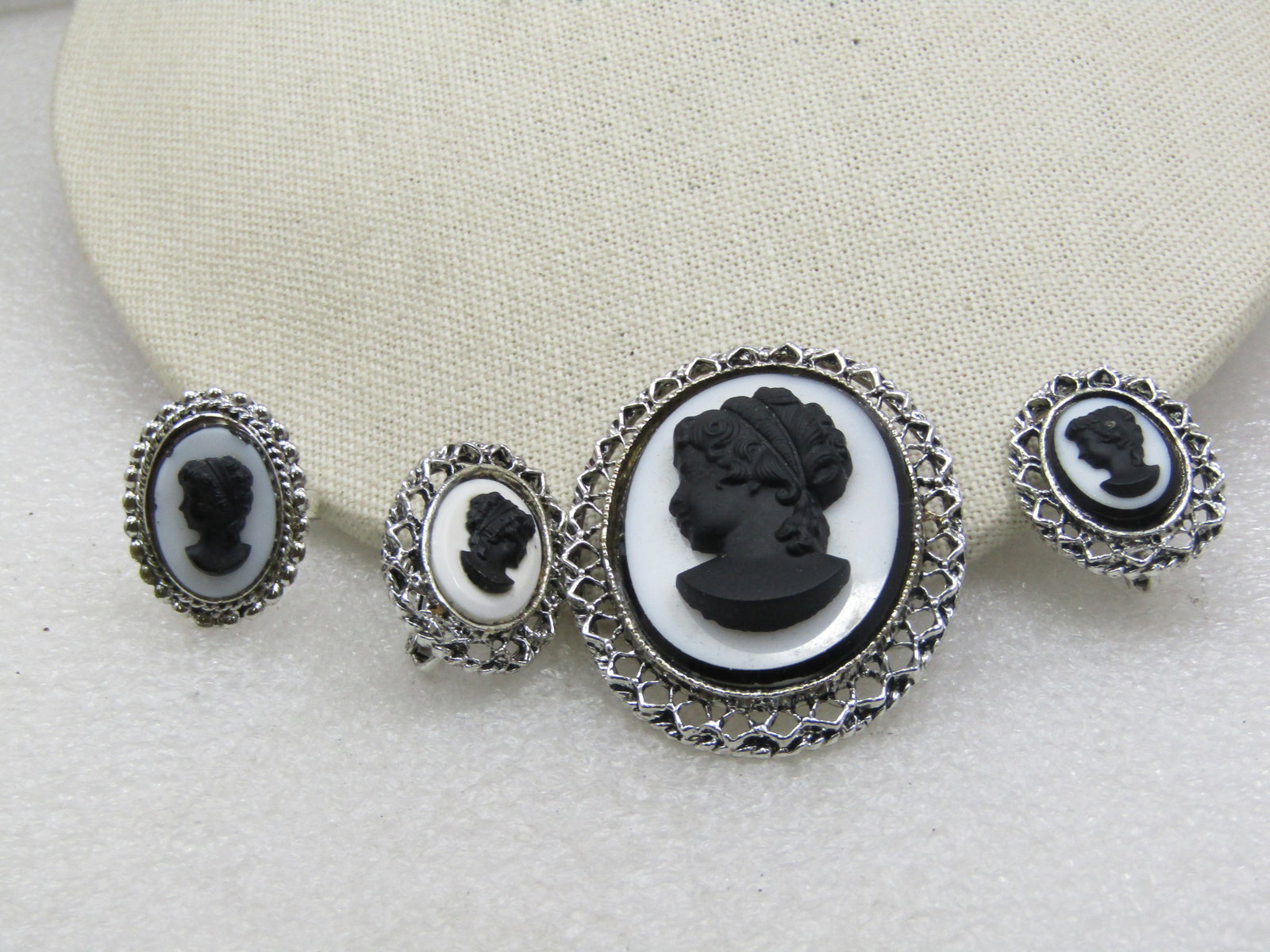 Vntage Cameo Brooch/Pendant, Earrings & Ring Set, Black/White, 1960's-1970's - 4