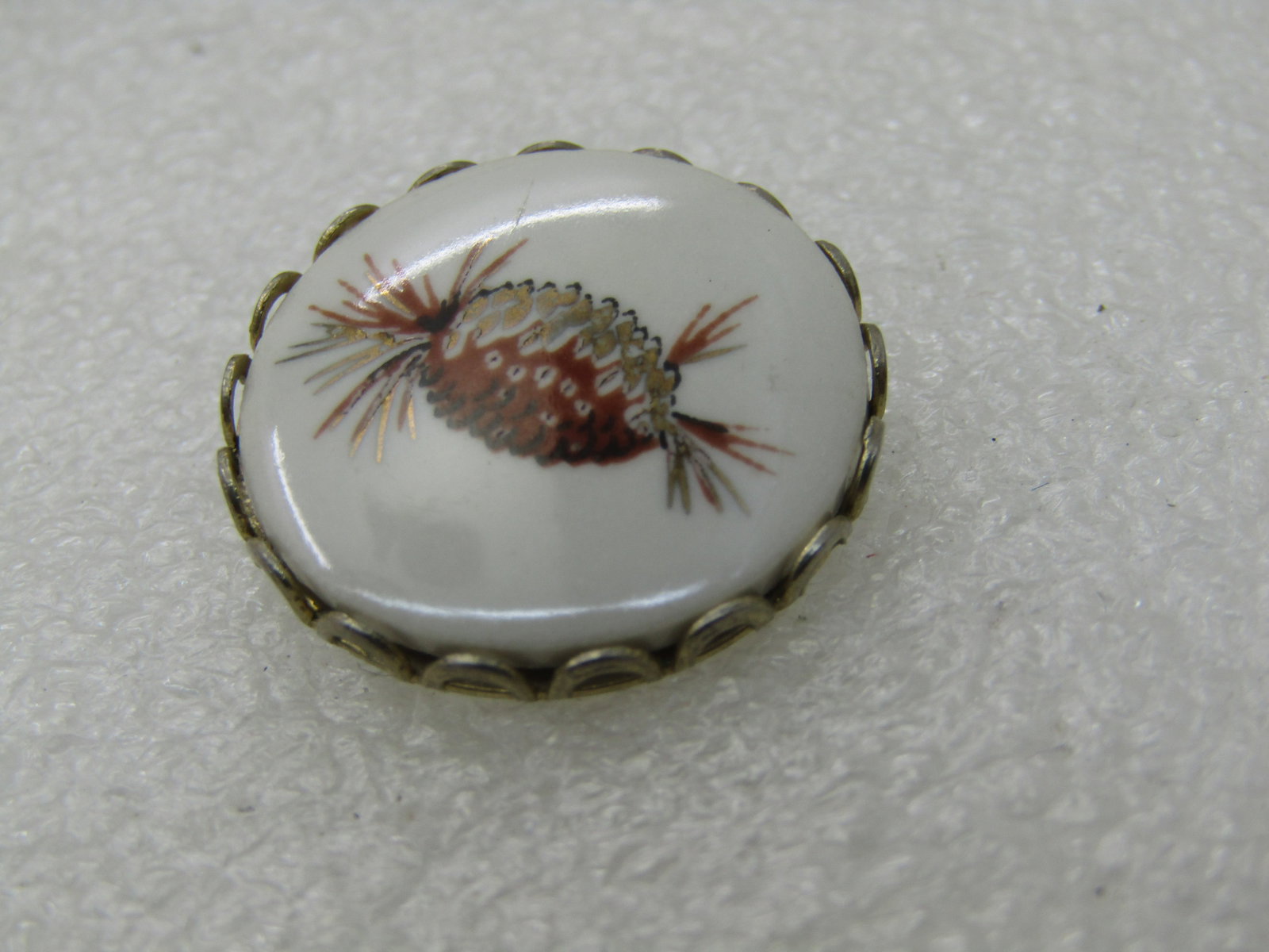 Vintage Painted Pinecone Brooch, 1" Round,: Vintage Painted Pinecone Brooch, 1" Round, cameo style with scalloped bezel. 1960's-1970's. Not signed by the maker. Very good condition. (INV. W.7.2020.3 SS2831 J LD 10/18/20) Reserve: $15.00 Shippin