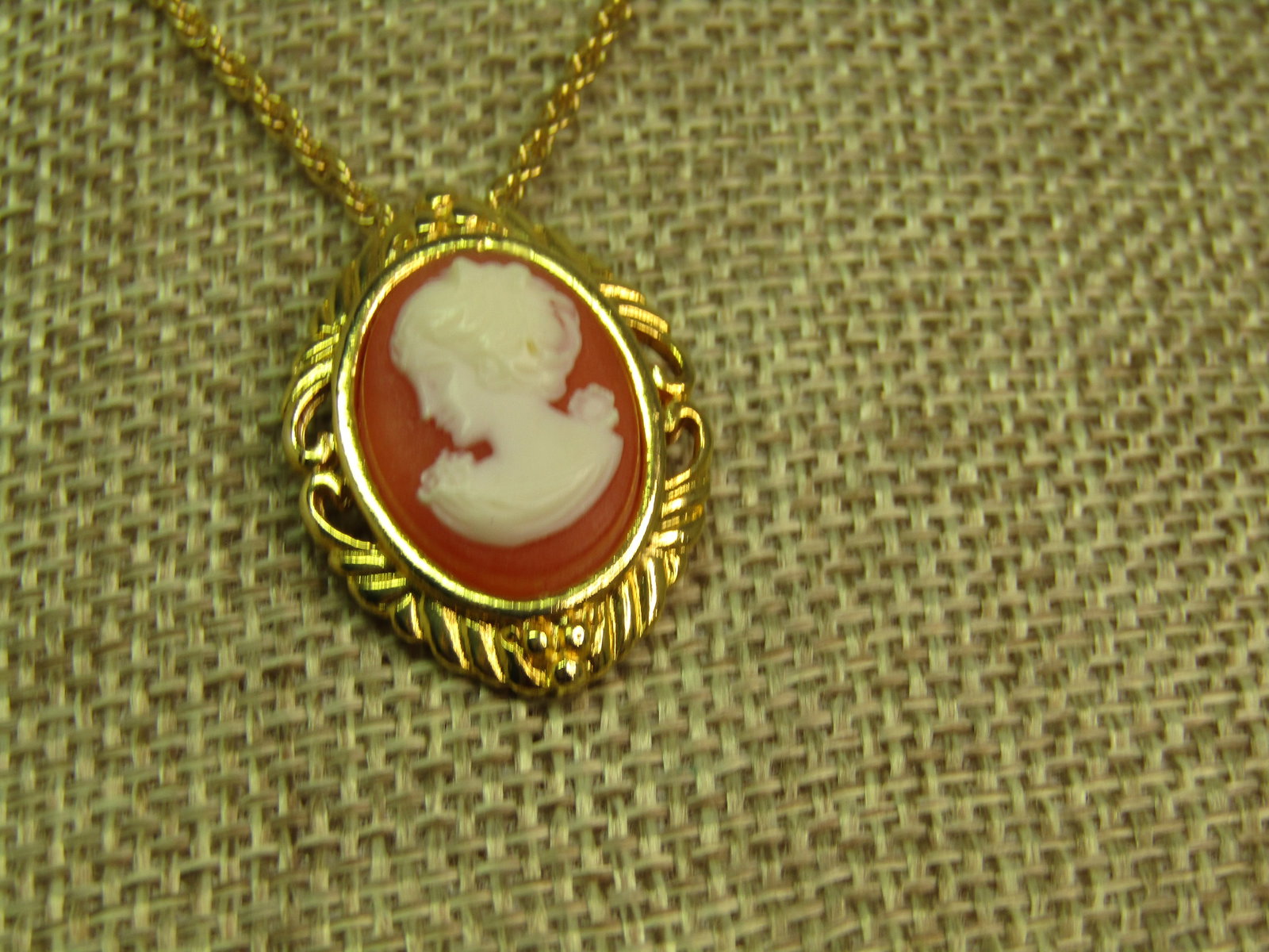 Vintage Cameo Necklace 24", Gold Tone, 1960's-1970's. - 3