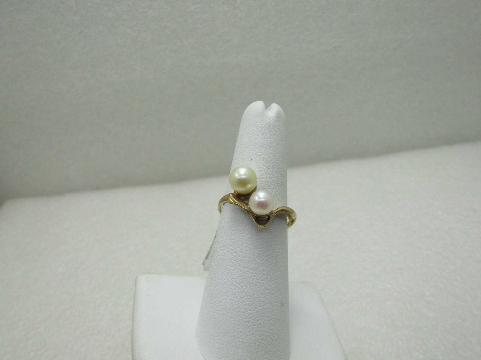Vintage 10kt Double Pearl Ring, Sz. 7: Vintage 10kt Double Pearl Ring, Sz. 7, 2.46 gr. This has a 6.3mm cream lustered pearl and a 5.5mm white lustered pearl set in an offset angled design on the top of the finger. The ring is appx. 12.5mm