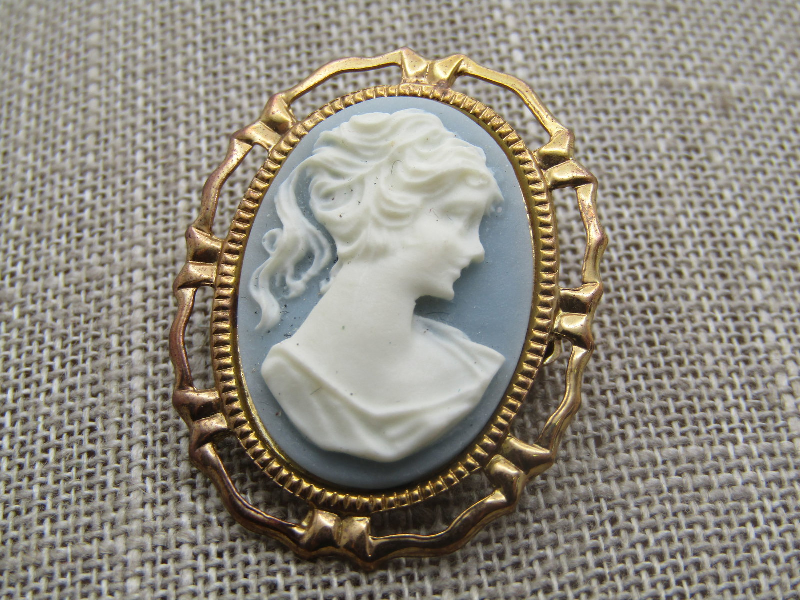 Vintage Faux Wedgewood Cameo Brooch, 1950's-1960's. Gold tone with open space around the frame and - 4
