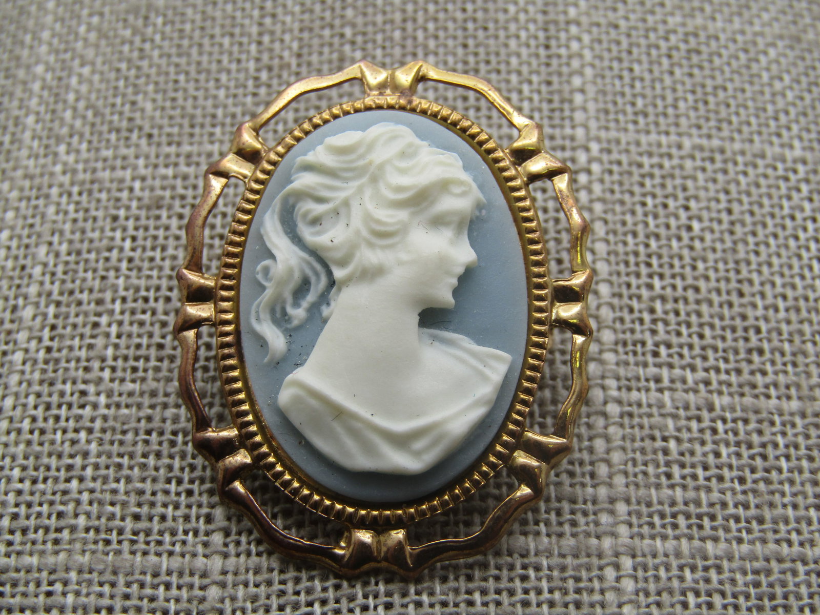Vintage Faux Wedgewood Cameo Brooch, 1950's-1960's. Gold tone with open space around the frame and - 6