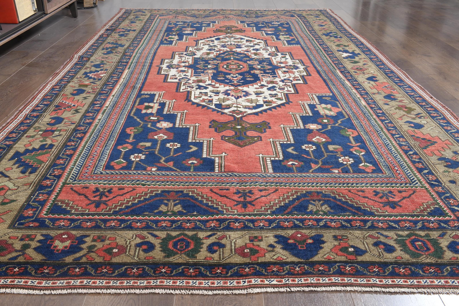 6x11 VIBRANT INDTRICATE RUG - 7