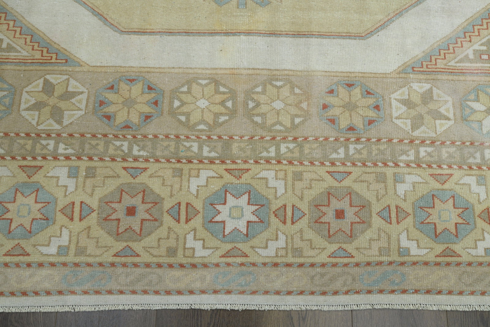 6'6x9'9 ft, NEUTRAL TURKISH RUG: Title: 6'6x9'9 ft, NEUTRAL TURKISH RUG Description: This Turkish one-of-a-kind Vintage Turkish Rug is hand-knotted and handwoven by the most skilled artisans who use pure wool, in muted, natural tones