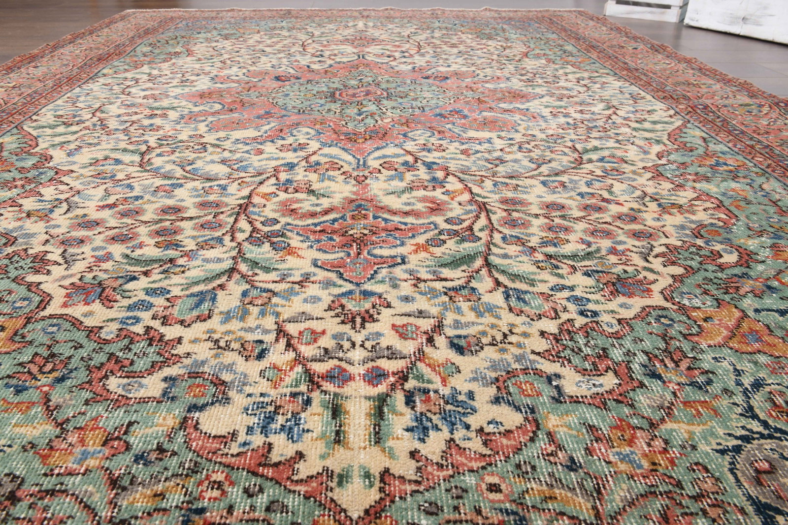 6'9x9'7 ft, MINIMALIST SPRING DeCOR: Title: 6'9x9'7 ft, MINIMALIST SPRING DeCOR Description: This Turkish one-of-a-kind Vintage Turkish Rug is hand-knotted and handwoven by the most skilled artisans who use pure wool, in muted, natural