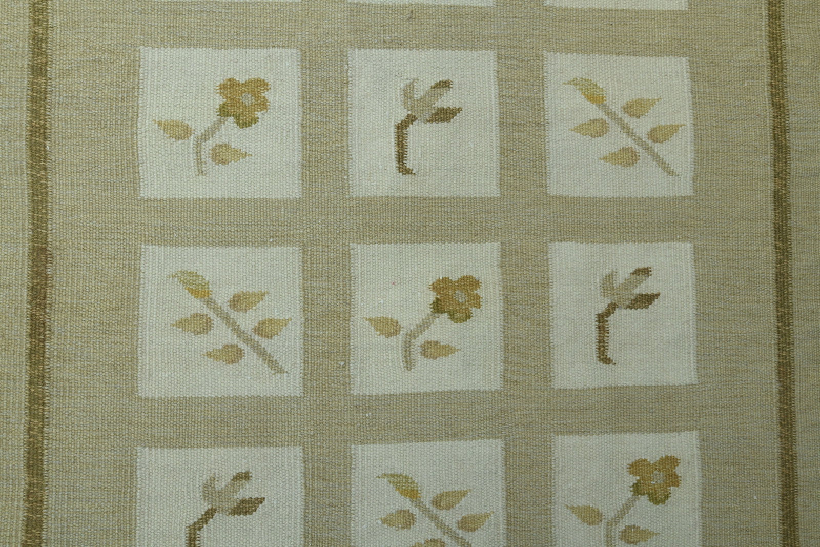 4x5'7 ft, FADED DECOR, Patterned Turkish Rug: Title: 4x5'7 ft, FADED DECOR, Patterned Turkish Rug Description: This Turkish one-of-a-kind Vintage Turkish Rug is hand-knotted and handwoven by the most skilled artisans who use pure wool, in muted, 
