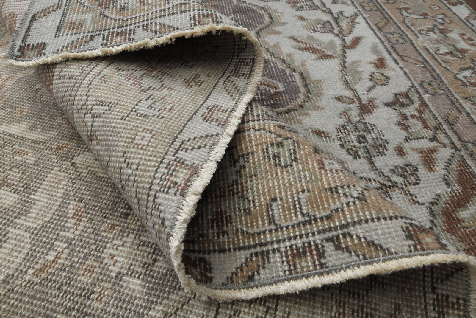 5'7x9'5 ft, MINIMALIST, LUXURY RUG: Title: 5'7x9'5 ft, MINIMALIST, LUXURY RUG Description: This Turkish one-of-a-kind Vintage Turkish Rug is hand-knotted and handwoven by the most skilled artisans who use pure wool, in muted, natural