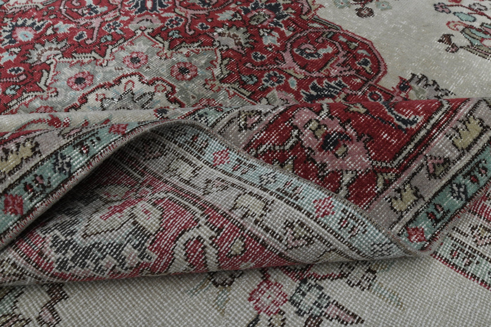 6.2x9.8 ft, FLORAL AREA RUG: Title: 6.2x9.8 ft, FLORAL AREA RUG Description: This Turkish one-of-a-kind Vintage Turkish Rug is hand-knotted and handwoven by the most skilled artisans who use pure wool, in muted, natural tones,