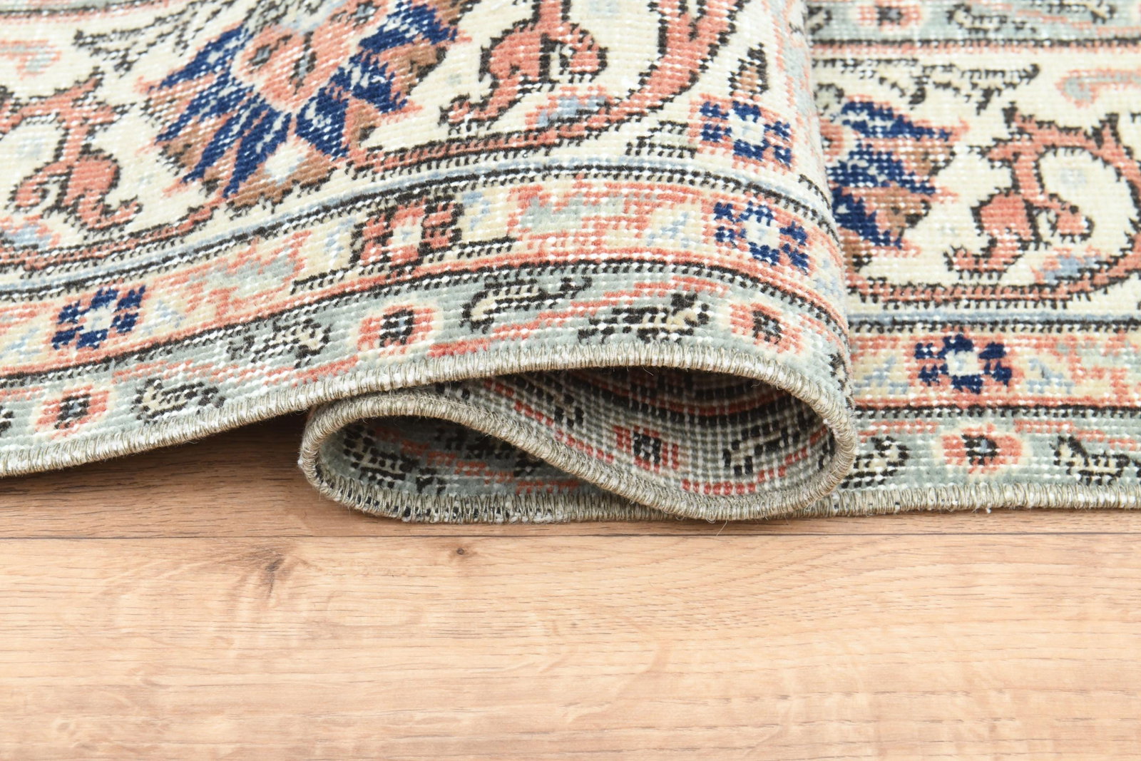 6'6x10,1 ft, PERSIAN STYLE: Title: 6'6x10,1 ft, PERSIAN STYLE Description: This Turkish one-of-a-kind Vintage Turkish Rug is hand-knotted and handwoven by the most skilled artisans who use pure wool, in muted, natural tones,