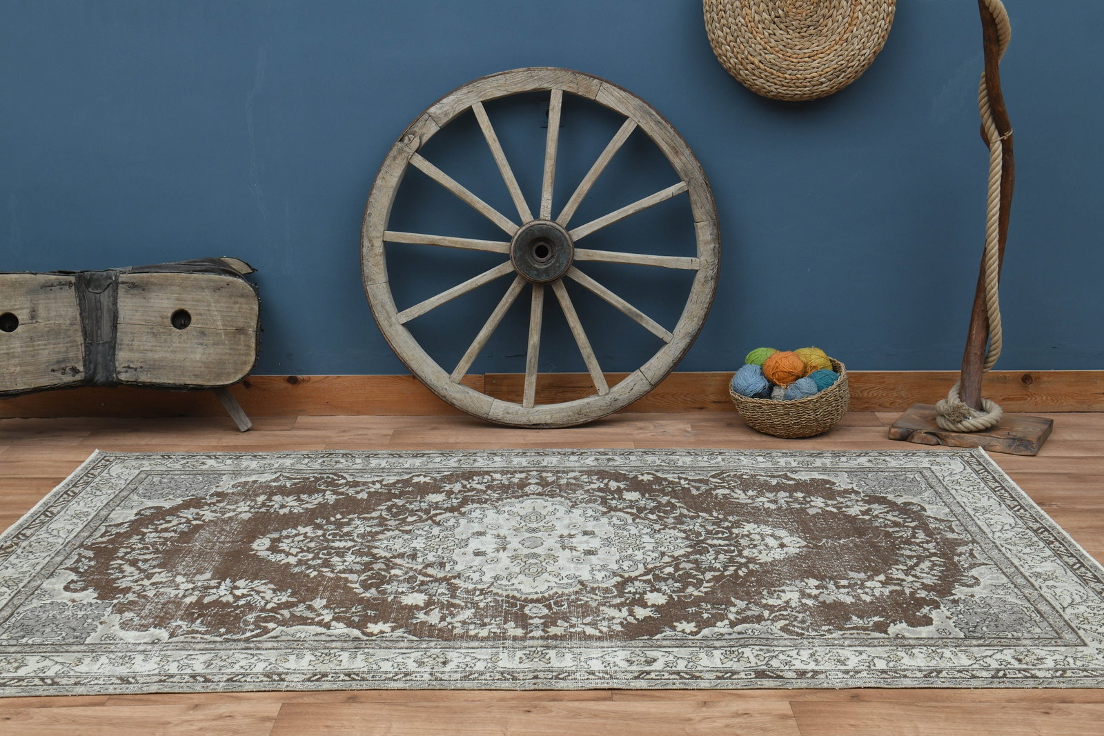 5'5x9'1 ft, WHITE BROWN RUG: Title: 5'5x9'1 ft, WHITE BROWN RUG Description: This Turkish one-of-a-kind Vintage Turkish Rug is hand-knotted and handwoven by the most skilled artisans who use pure wool, in muted, natural tones,