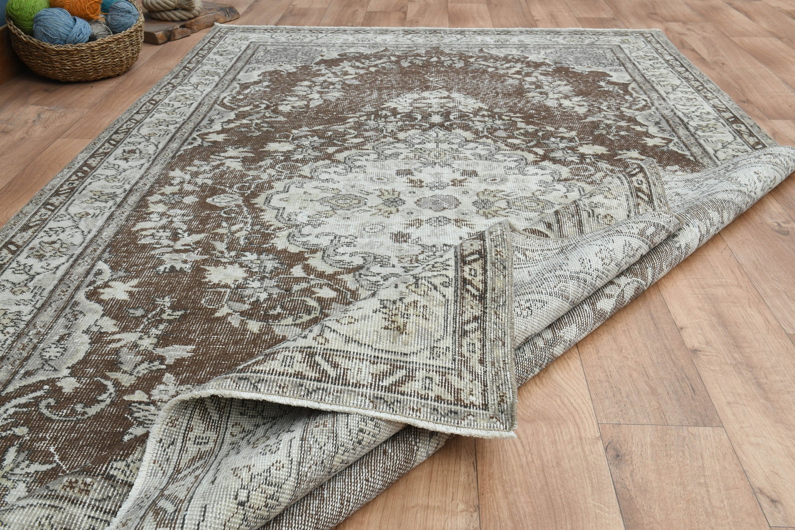 5'5x9'1 ft, WHITE BROWN RUG - 2