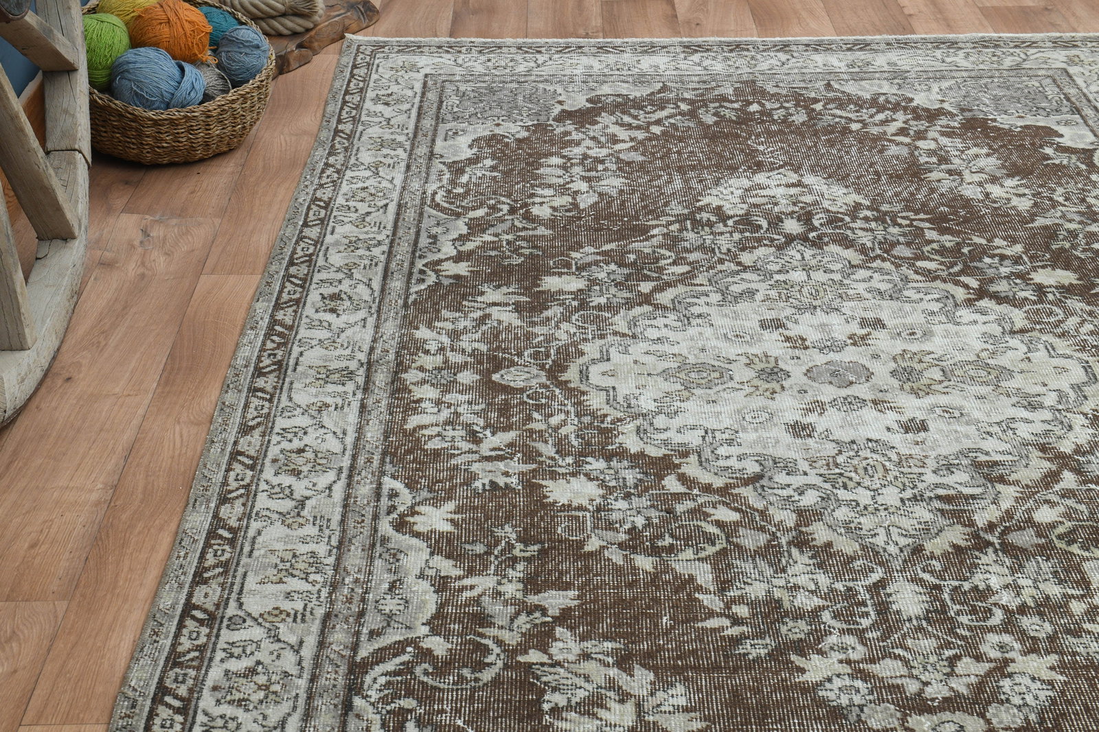 5'5x9'1 ft, WHITE BROWN RUG - 3