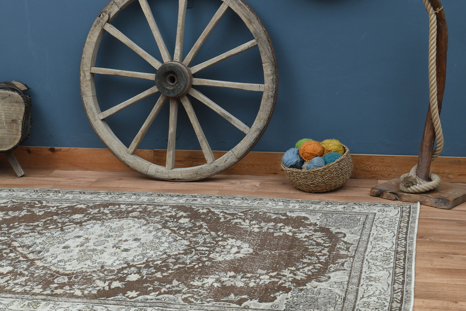 5'5x9'1 ft, WHITE BROWN RUG - 4