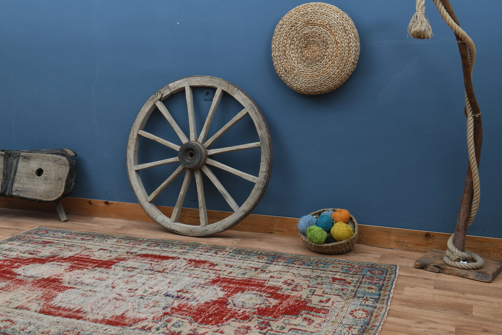 5'6x9 ft, FADED ANTIQUE RUG - 4