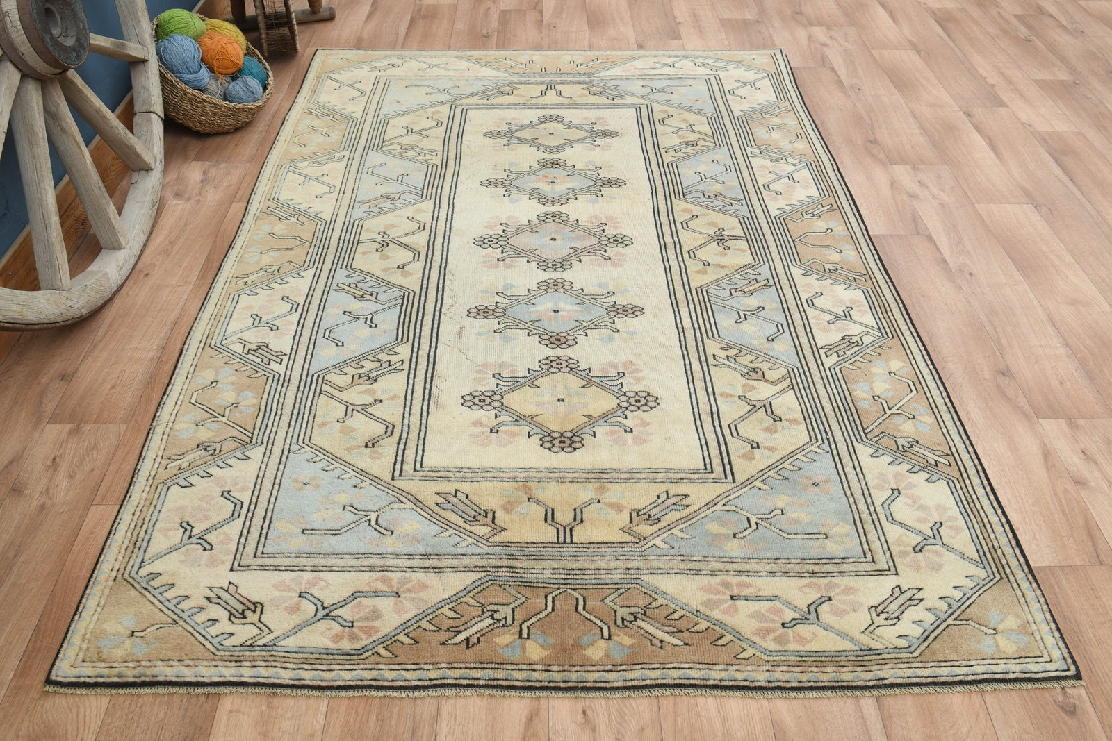 5'3x7'6 ft, BORDERED MILAS RUG: Title: 5'3x7'6 ft, BORDERED MILAS RUG Description: This Turkish one-of-a-kind Vintage Turkish Rug is hand-knotted and handwoven by the most skilled artisans who use pure wool, in muted, natural tones,