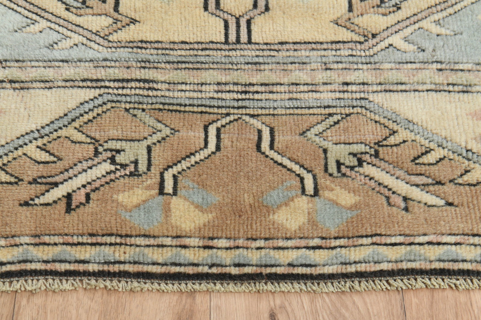 5'3x7'6 ft, BORDERED MILAS RUG - 2