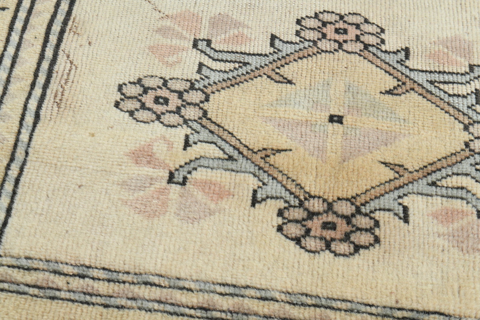 5'3x7'6 ft, BORDERED MILAS RUG - 3