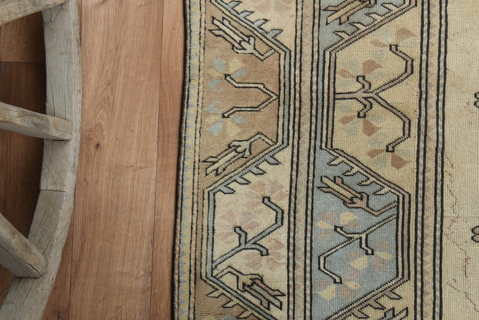 5'3x7'6 ft, BORDERED MILAS RUG - 4