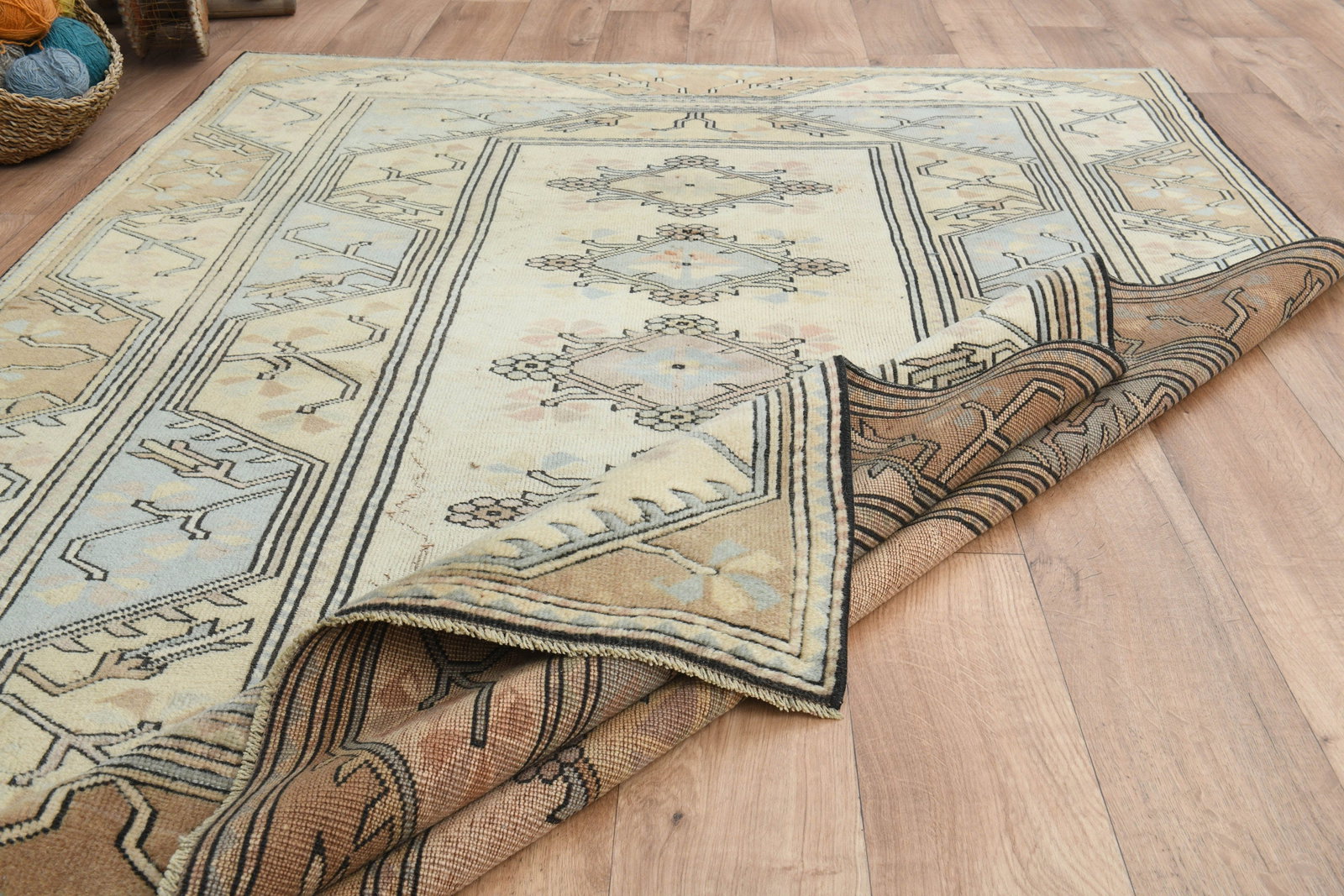 5'3x7'6 ft, BORDERED MILAS RUG - 6